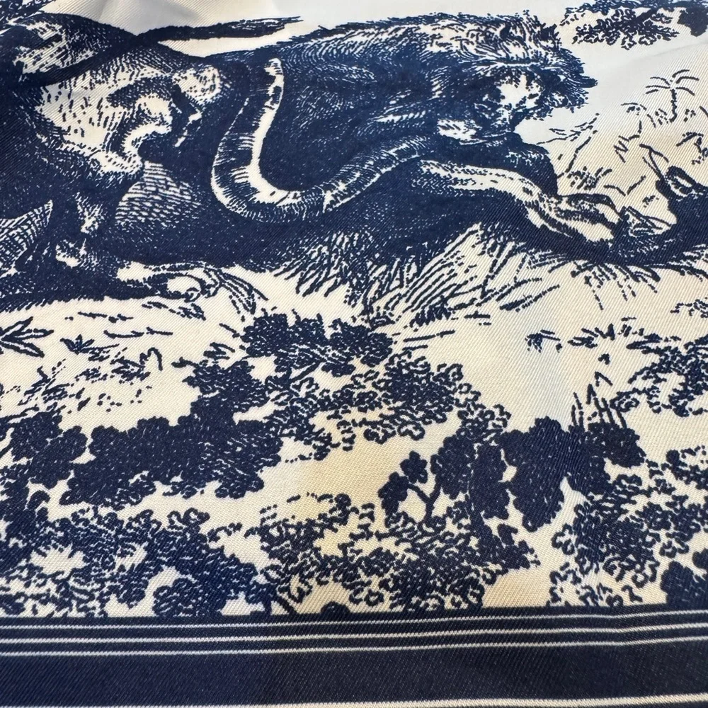 NEW Elegant Chic & CLASSIC Blue & White Scarf Animal Jungle print 34 X 34”